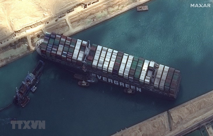 Владельцы контейнеровоза Ever Given достигли соглашения с администрацией Суэцкого канала - ảnh 1