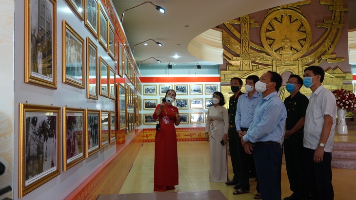 В провинции Куангбинь открылась фотовыставка «Генерал Во Нгуен Зяп – жизнь и революционная деятельность» - ảnh 1