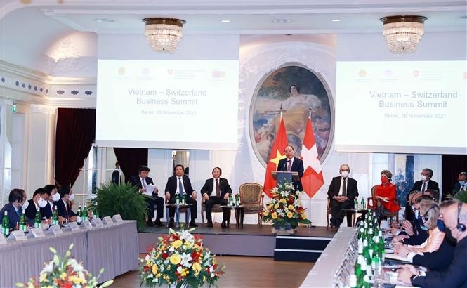Президент Нгуен Суан Фук: необходимы новые рамки сотрудничества для поощрения швейцарских предприятий к инвестированию во Вьетнам - ảnh 1