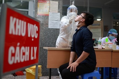 Во Вьетнаме за последние 24 часа были выявлены 13 тысяч случаев заражения COVID-19 - ảnh 1