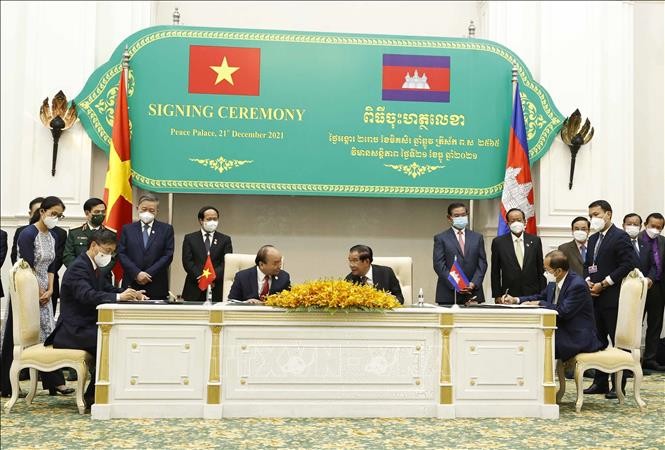 Вьетнам и Камбоджа сделали совместное заявление, в котором стороны договорились активизировать сотрудничество во многих сферах - ảnh 1