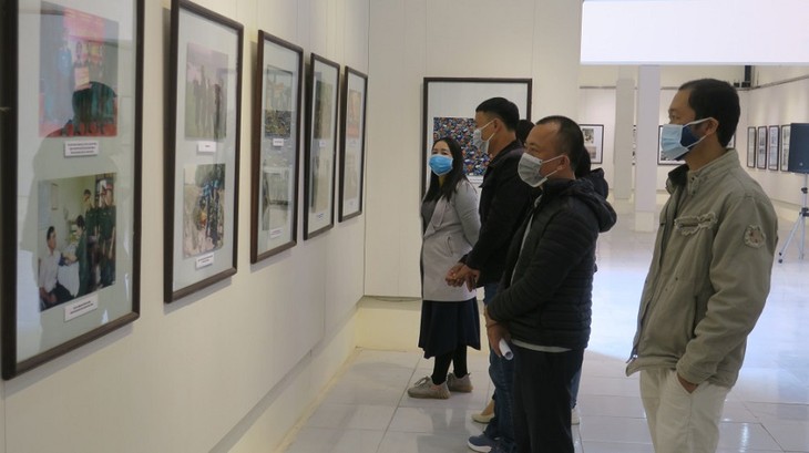 В Хайфоне проходит выставка «77 лет строительства, боевых действий и развития Вьетнамской народной армии» - ảnh 1