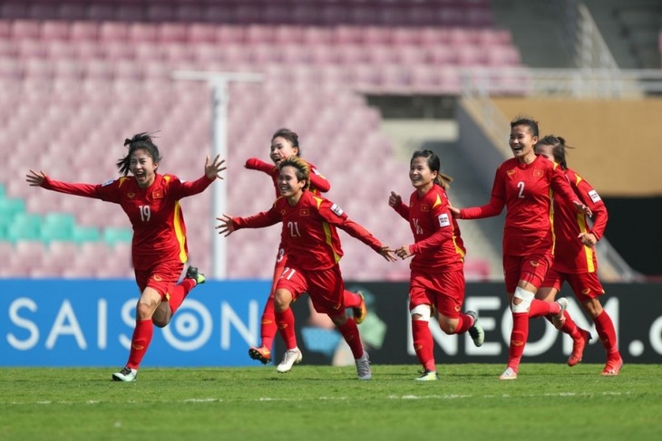 Президент Нгуен Суан Фук поздравил женскую сборную Вьетнама по футболу - ảnh 1