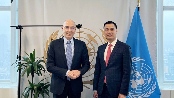 Глава вьетнамской миссии при ООН провел рабочую встречу с заместителем генсека ООН по политическим вопросам Фолькером Тюрком - ảnh 1