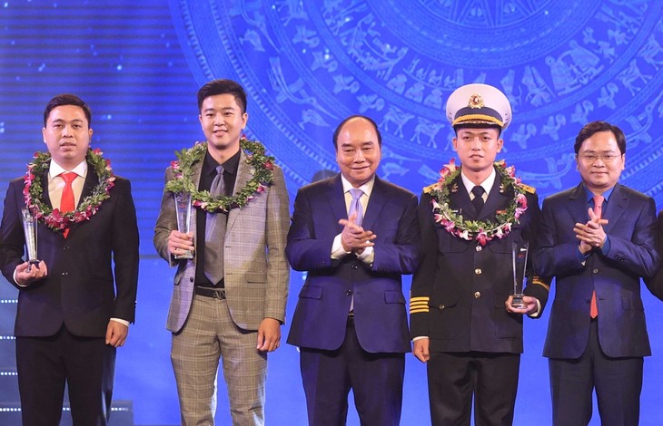 Президент Вьетнама Нгуен Суан Фук вручил премию лучшим молодым вьетнамским лицам 2021 года - ảnh 1
