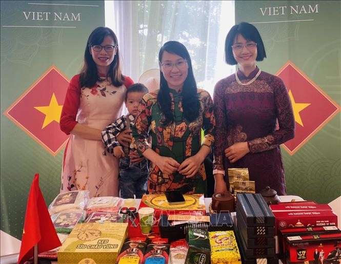Вьетнамская миссия в Женеве приняла участие в Азиатском фестивале урожая - ảnh 1
