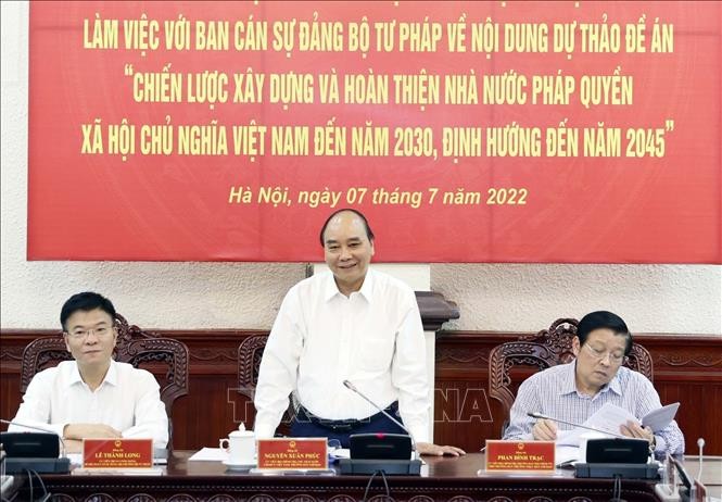 Нгуен Суан Фук провел рабочую встречу с министерствами общественной безопасности и юстиции по проекту строительства правового государства - ảnh 1