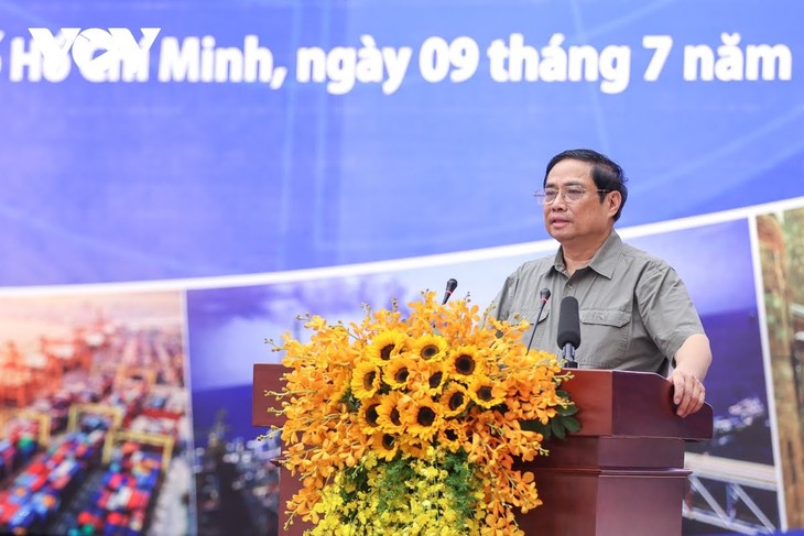 Фам Минь Тинь: Необходимо сосредоточить внимание на социально-экономическом развитии в восточной части Южного Вьетнама и ключевом экономическом районе южного региона - ảnh 1