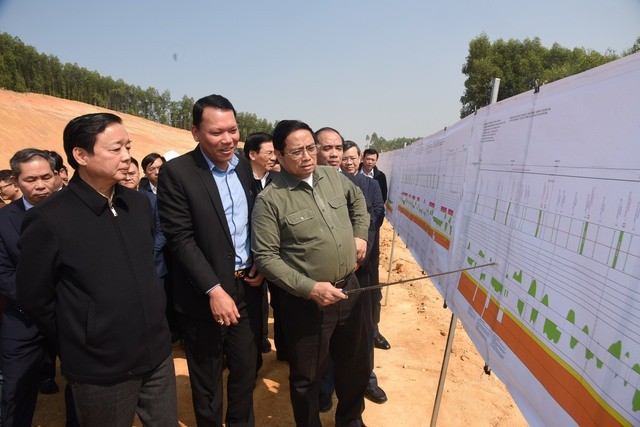 Премьер-министр Фам Минь Тинь проверил ход реализации проекта автомагистрали Туенкуанг-Футхо, поздравил жителям в районе переселения с новым годом - ảnh 1