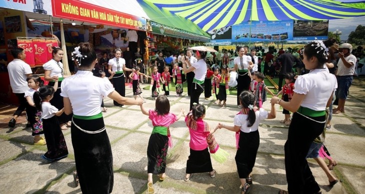 Молодые исполнители танца «сое» народности Тхай - ảnh 2