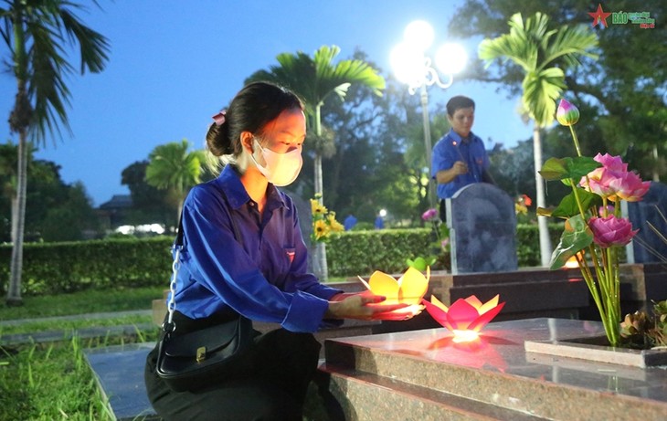 Молодые люди в провинции Дьенбьен зажигают свечи в память о героях и павших фронтовиках - ảnh 1