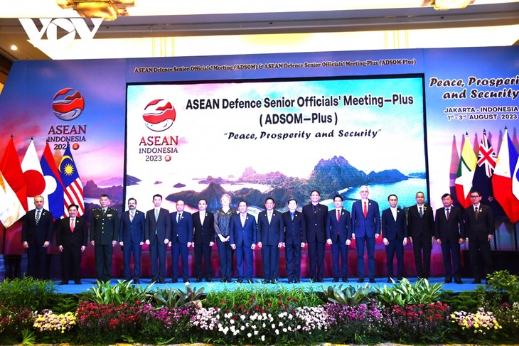 ADSOM+: Вьетнам привержен принцип разрешения споров в Восточном море мирным путем - ảnh 1