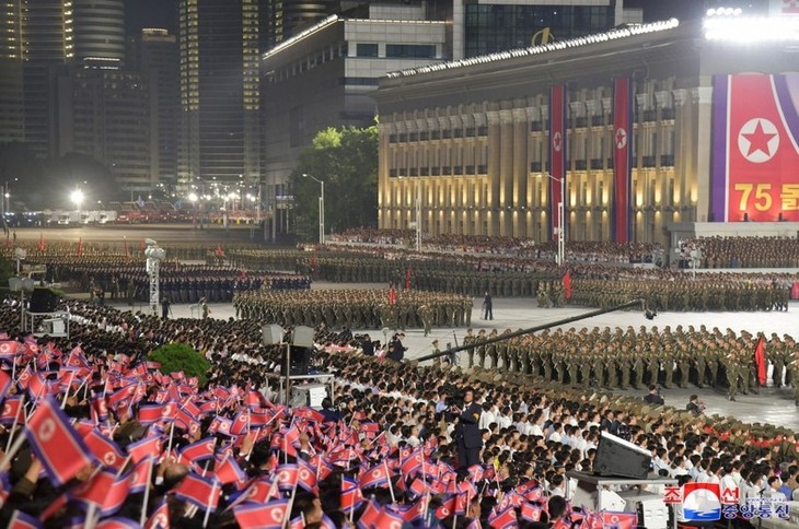 В КНДР в честь 75-летия основания страны прошел парад - ảnh 1