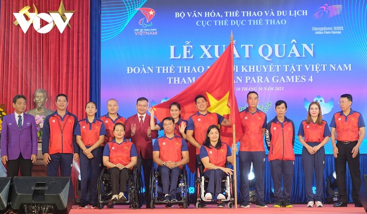 Вьетнамская спортивная делегация отправилась на 4-е Азиатские паралимпийские игры - ảnh 1