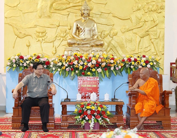 Премьер-министр Фам Минь Тинь навестил Ассоциацию солидарности патриотических буддийских монахов провинции Чавинь - ảnh 1