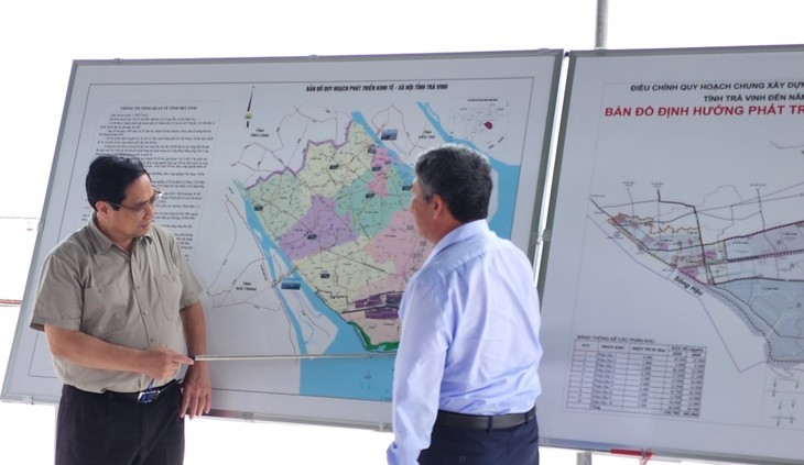 Премьер-министр Фам Минь Тинь осмотрел экономическую зону Диньан в провинции Чавинь - ảnh 1