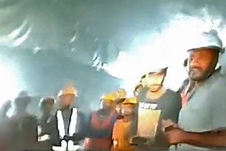 Индия: с заблокированными в тоннеле рабочими установлена видеосвязь - ảnh 1