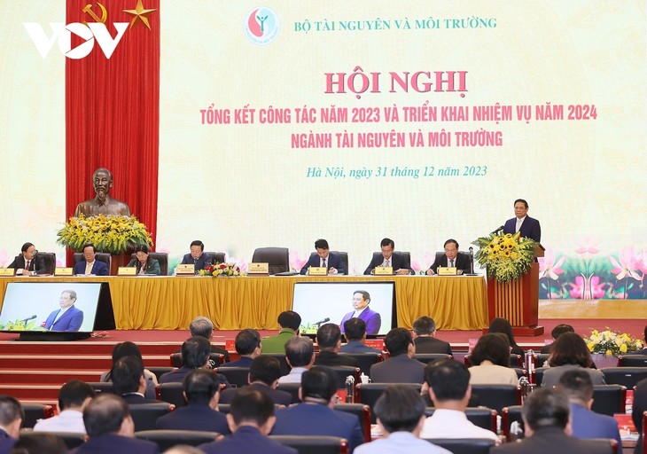 Премьер-министр Фам Минь Тинь присутствовал на конференции по подведению итогов работы отрасли природных ресурсов и экологии в 2023 году - ảnh 1