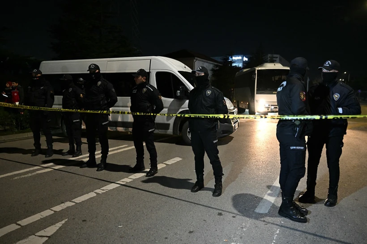 СМИ: неизвестный взял в заложники рабочих предприятия в пригороде Стамбула - ảnh 1
