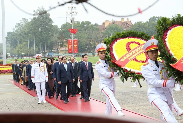 Руководители Партии и Государства посетили Мавзолей президента Хо Ши Мина по случаю лунного нового года - ảnh 1