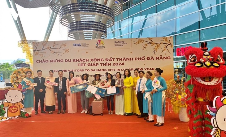 Аэропорт Дананг встречает первых гостей в первый день лунного нового года - ảnh 1