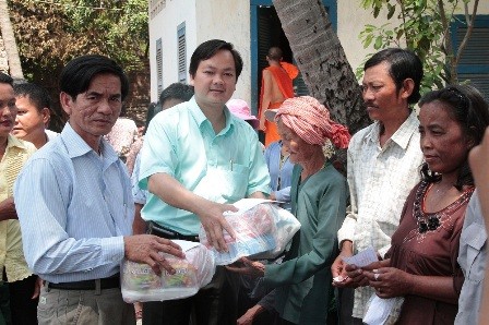 Đoàn bác sĩ Cần Thơ khám chữa bệnh cho người dân nghèo tại Campuchia - ảnh 2