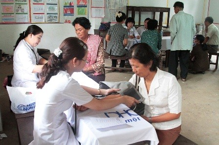 Đoàn bác sĩ Cần Thơ khám chữa bệnh cho người dân nghèo tại Campuchia - ảnh 1