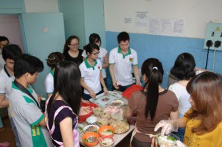 Du học sinh Việt Nam ở Tomsk bán phở làm từ thiện - ảnh 3