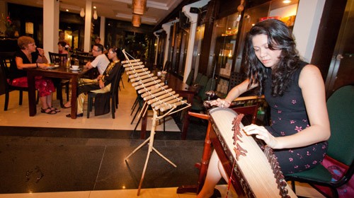 Tina Thiên Nga - Mang âm nhạc truyền thống của Việt Nam đến với bạn bè quốc tế - ảnh 1