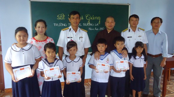  Khánh Hòa tăng cường cán bộ y tế, giáo dục cho các xã thuộc huyện đảo Trường Sa - ảnh 1