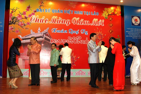 Đại sứ quán Việt Nam tại Lào tổ chức mừng năm mới - ảnh 5