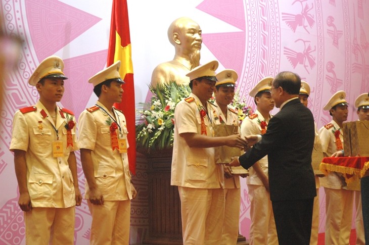 Chủ tịch Quốc hội Nguyễn Sinh Hùng gặp mặt đoàn đại biểu thanh niên công an tiên tiến - ảnh 1