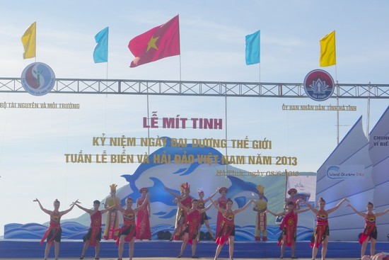 Mít tinh kỷ niệm ngày Đại dương thế giới và Tuần lễ biển và hải đảo Việt Nam năm 2013 - ảnh 3