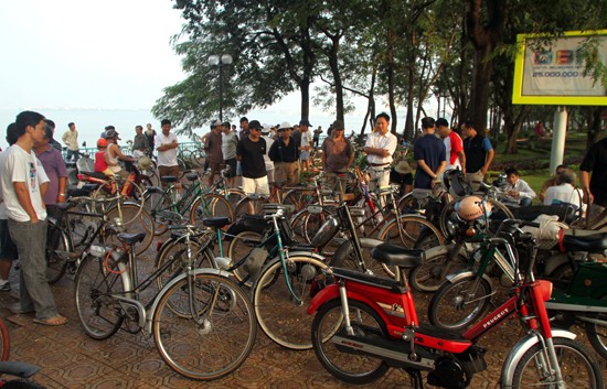 Chơi xe đạp cổ và hoài niệm về Hà Nội xưa - ảnh 1