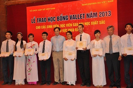 Hơn 1600 học sinh được nhận học bổng Gặp gỡ Việt Nam và Vallet  - ảnh 1