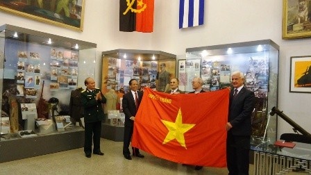 Việt Nam trao tặng Nga phiên bản “Quân kỳ Quyết thắng” - ảnh 1