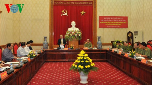 Chủ tịch Quốc hội Nguyễn Sinh Hùng làm việc với Bộ Công an - ảnh 1