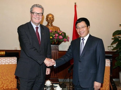 Phó Thủ tướng, Bộ trưởng Ngoại giao Phạm Bình Minh tiếp Cựu Bộ trưởng Ngoại giao Australia  - ảnh 1