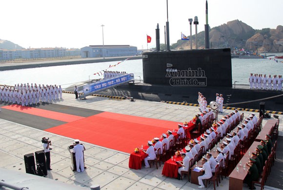 Lễ tiếp nhận và thượng cờ trên tàu ngầm HQ 182 - Hà Nội  - ảnh 1