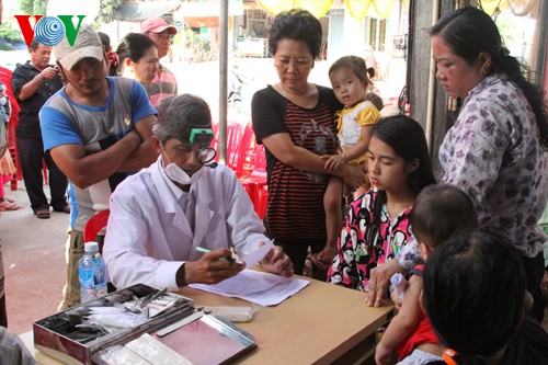 Khám chữa bệnh từ thiện cho Việt kiều tại tỉnh Koh Kong, Campuchia - ảnh 1