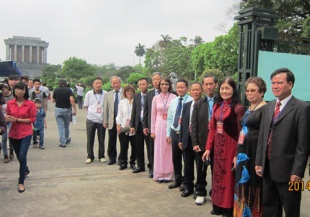 Đoàn kiều bào tiêu biểu vào Lăng viếng Chủ tịch Hồ Chí Minh - ảnh 3