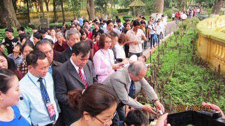Đoàn kiều bào tiêu biểu vào Lăng viếng Chủ tịch Hồ Chí Minh - ảnh 9