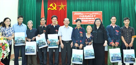 Phó Chủ tịch Quốc hội Tòng Thị Phóng tặng quà các gia đình chính sách tại huyện Ba Vì, Hà Nội - ảnh 1