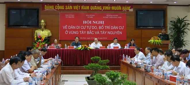 Phó Thủ tướng Nguyễn Xuân Phúc chủ trì hội nghị bàn giải pháp giải quyết vấn đề dân di cư tự do  - ảnh 1