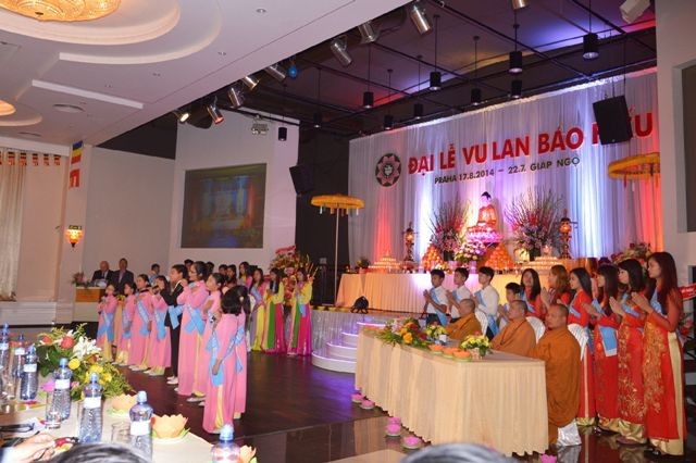 Đại lễ Vu lan 2014 của cộng đồng người Việt tại Praha - ảnh 9