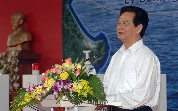 Thủ tướng Nguyễn Tấn Dũng dự Lễ khánh thành dự án cấp điện từ lưới điện quốc gia ra đảo Lý Sơn  - ảnh 1
