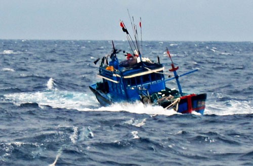 Trao quà hỗ trợ ngư dân gặp nạn tại vùng biển Hoàng Sa - ảnh 1