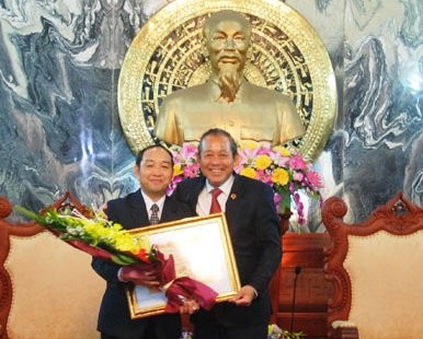 Trao kỷ niệm chương tặng Phó Chánh án Tòa án nhân dân tối cao Lào - ảnh 1