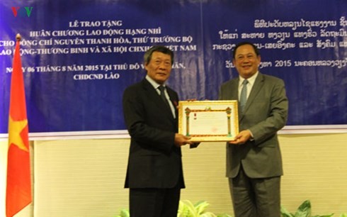 Lào trao Huân chương Lao động cho Thứ trưởng Bộ Lao động-Thương binh và Xã hội Việt Nam - ảnh 1