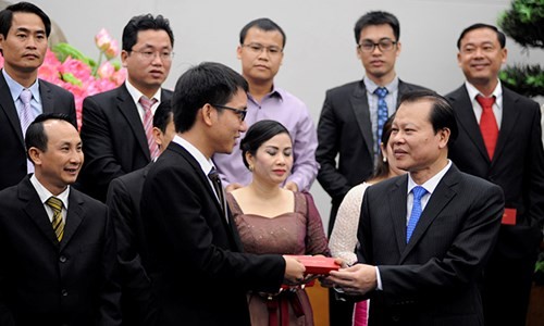 Phó Thủ tướng Chính phủ Vũ Văn Ninh gặp mặt 100 doanh nghiệp trẻ khởi nghiệp xuất sắc năm 2015 - ảnh 1